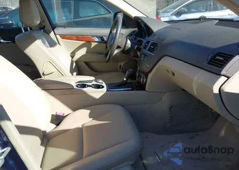 2009 Mercedes-Benz C 300 Luxury/Sport z USA, uszkodzony, nr VIN WDDGF54X99R079071